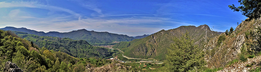 Dal sent. 594 di salita al Pizzo di Spino vista panoramica verso la conca di Zogno e il Monte Zucco